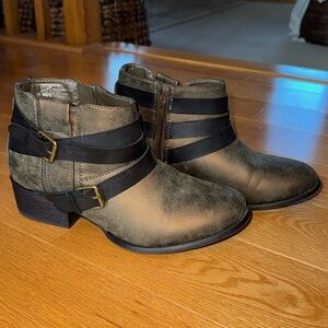 Natural Reflections ankle booties